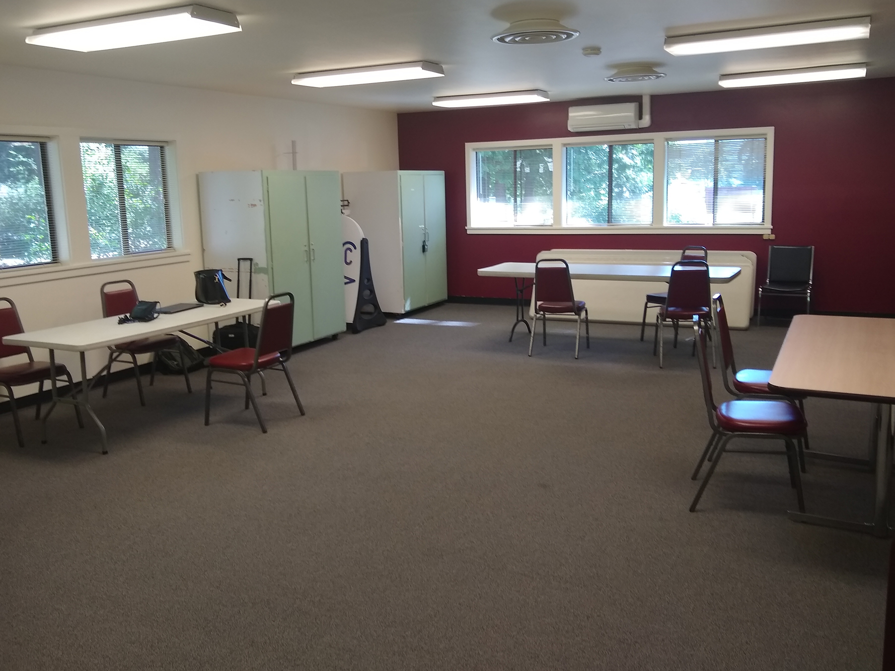 Flexible meeting space with tables and chairs